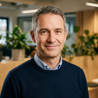 Foto de perfil de James Mitchell, quien figura como Director Ejecutivo en Lucero Bitivo